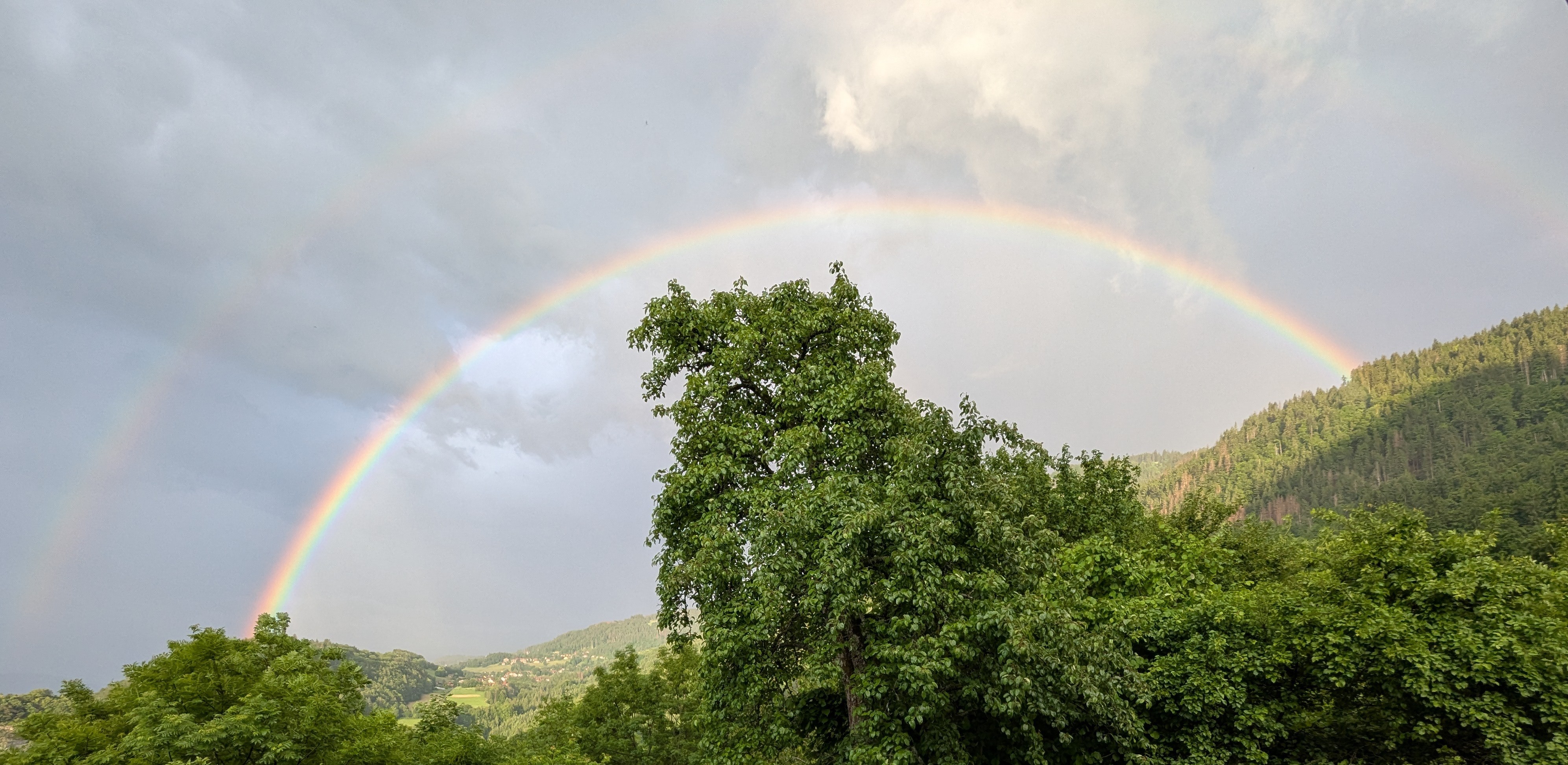 Arc-en-ciel sur la vallée